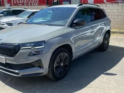 Usado Skoda Karoq SportLine 149 CV (109 kW) 2022 Gris claro SUV