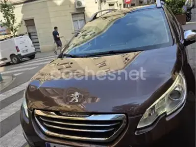 Usado Peugeot 2008 Allure 120 CV (88 kW) 2015 Marrón SUV
