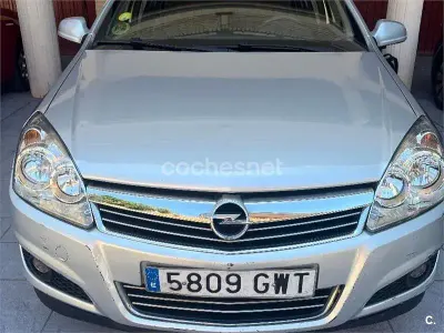Usado Opel Astra Edition 110 CV (80 kW) 2010 Gris / plata Berlina