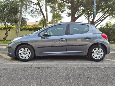 Usado Peugeot 207 Business-Line 70 CV (51 kW) 2010 Gris / plata Berlina