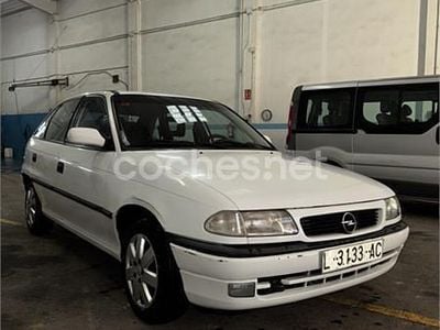 Usado Opel Astra 100 CV (73 kW) 1997 Blanco Berlina