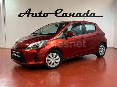Usado Toyota Yaris Hybrid Active 100 CV (73 kW) 2012 Granate Berlina