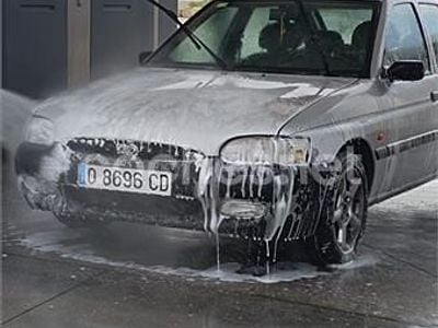 Usado Ford Escort 90 CV (66 kW) 1999 Gris / plata Berlina