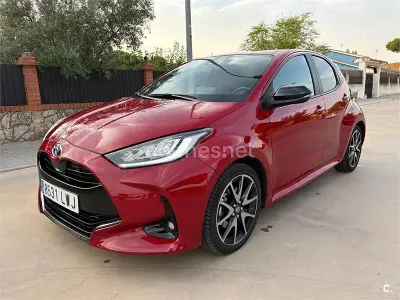 Usado Toyota Yaris Hybrid Style 116 CV (85 kW) 2022 Granate Berlina