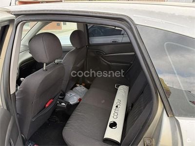 Usado Ford Focus Trend 90 CV (66 kW) 2003 Gris / plata Berlina