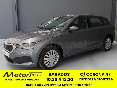 Usado Skoda Scala Active 95 CV (69 kW) 2022 Gris / plata Utilitario