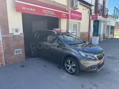 Usado Peugeot 2008 Allure 100 CV (73 kW) 2019 Gris / plata SUV