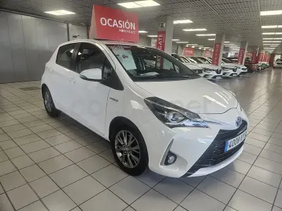 Usado Toyota Yaris Hybrid Active 100 CV (73 kW) 2019 Blanco Berlina