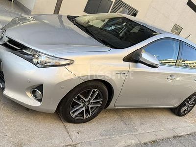 Usado Toyota Auris Hybrid Advance 136 CV (100 kW) 2015 Gris / plata Berlina