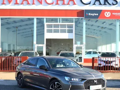 Usado DS Automobiles DS9 Rivoli 250 CV (183 kW) 2023 Gris / plata Berlina
