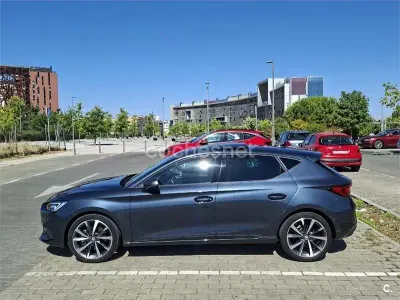 Usado Seat Leon FR 150 CV (110 kW) 2023 Gris / plata Berlina