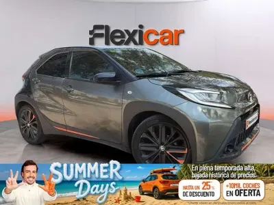 Usado Toyota Aygo X-play 72 CV (52 kW) 2022 Gris Utilitario