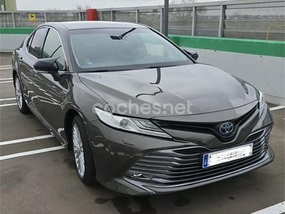 Marrón Usado 2021 Toyota Camry Luxury Berlina | 25.897 € (Caro)