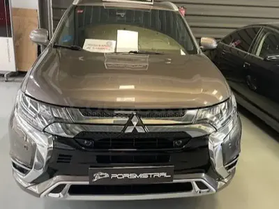 Usado Mitsubishi Outlander P-HEV 224 CV (164 kW) 2019 Beige SUV