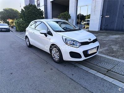 Usado Kia Rio 84 CV (61 kW) 2015 Blanco Berlina