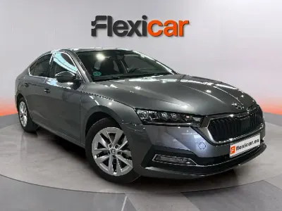 Usado Skoda Octavia Ambition 116 CV (85 kW) 2024 Gris Berlina