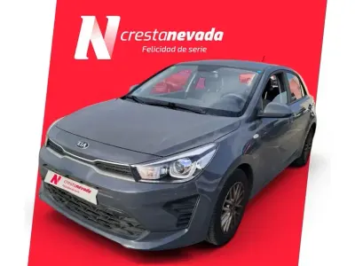 Usado Kia Rio 100 CV (73 kW) 2021 Gris / plata Berlina