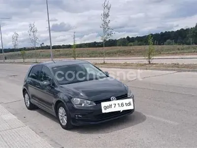 Usado VW Golf VII 105 CV (77 kW) 2013 Gris / plata Berlina