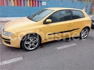 Usado Fiat Stilo Dynamic 115 CV (84 kW) 2003 Amarillo Berlina
