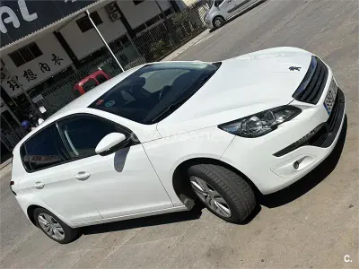 Usado Peugeot 308 Active 120 CV (88 kW) 2015 Gris / plata Berlina