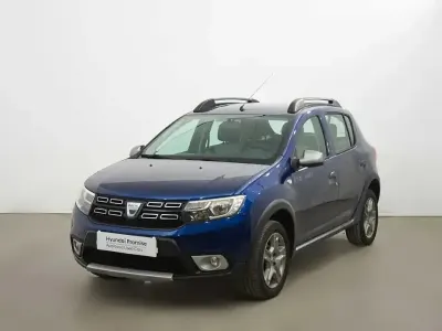 Usado Dacia Sandero Stepway Ambiance 90 HP (66 kW) 2017 Azul Sedan