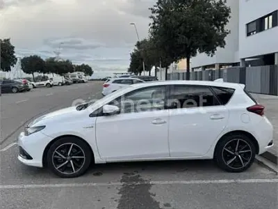 Używany Toyota Auris Hybrid 136 KM (100 kW) 2018 Biały Sedan/Limuzyna