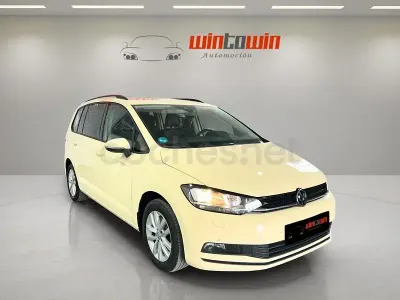 Usado VW Touran Life 150 CV (110 kW) 2024 Beige Monovolumen