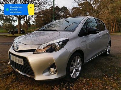 Usado Toyota Yaris Hybrid Advance 100 CV (73 kW) 2013 Gris / plata Berlina