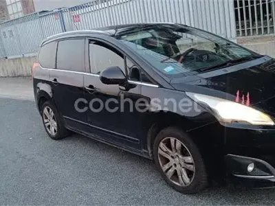 Usado Peugeot 5008 Allure 120 CV (88 kW) 2016 Negro Monovolumen