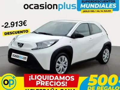 Usado Toyota Aygo Play 72 CV (52 kW) 2023 Blanco Utilitario