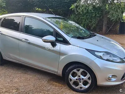 Usado Ford Fiesta 60 CV (44 kW) 2012 Gris / plata Berlina