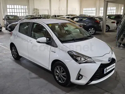 Usado Toyota Yaris Hybrid Active 100 CV (73 kW) 2018 Blanco Berlina