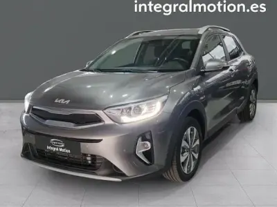 Usado Kia Stonic 101 CV (74 kW) 2024 Gris SUV