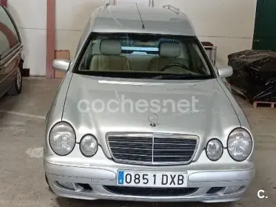 Usado Mercedes E220 Avantgarde 143 CV (105 kW) 2002 Gris / plata Familiar