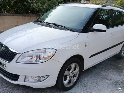 Usado Skoda Fabia Family 75 CV (55 kW) 2012 Blanco Familiar