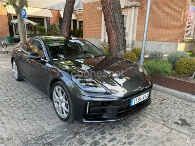 Usado Porsche Panamera 4 Platinum Edition 330 CV (242 kW) 2023 Gris / plata Familiar
