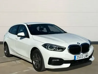 Begagnad BMW 118 136 HK (100 kW) 2021 Vit Halvkombi