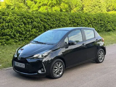 Usado Toyota Yaris Hybrid Advance 100 CV (73 kW) 2019 Negro Berlina