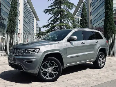 Usado Jeep Grand Cherokee Overland 250 CV (183 kW) 2019 Gris / plata SUV