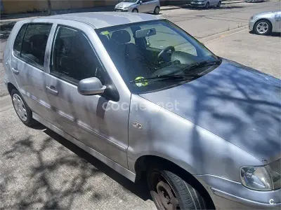 Usado VW Polo Trendline 75 CV (55 kW) 2001 Gris / plata Berlina