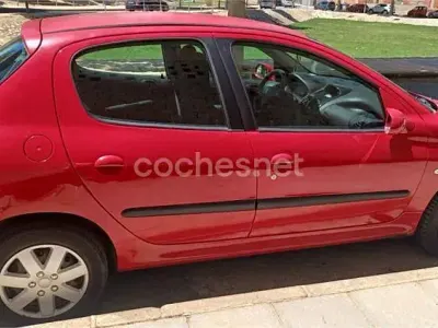 Usado Peugeot 206 75 CV (55 kW) 2005 Rojo Berlina