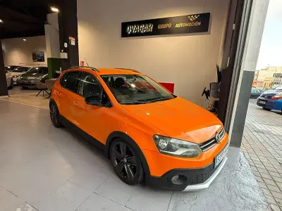 Usado VW Polo Cross 85 CV (62 kW) 2011 Naranja Utilitario