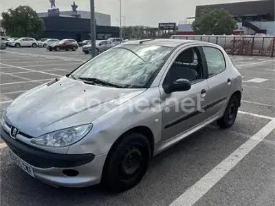 Usado Peugeot 206 75 CV (55 kW) 2004 Gris / plata Berlina