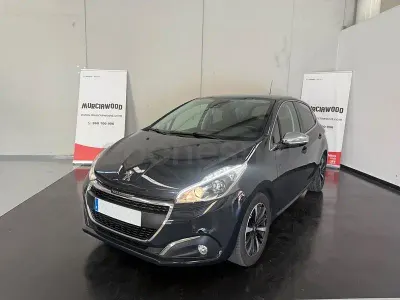 Usado Peugeot 208 110 CV (80 kW) 2019 Negro Utilitario