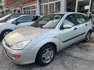 Usado Ford Focus Ambiente 75 CV (55 kW) 2000 Gris / plata Berlina