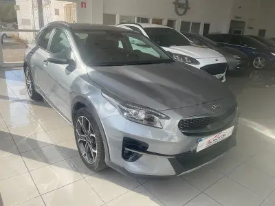 Usado Kia XCeed 136 CV (100 kW) 2022 Gris / plata SUV