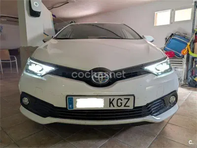 Usado Toyota Auris Hybrid 136 CV (100 kW) 2018 Blanco Berlina