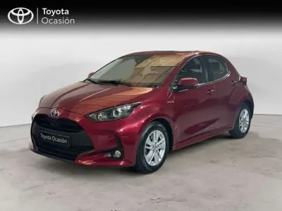 Usado Toyota Yaris Active 116 CV (85 kW) 2021 Rojo Utilitario
