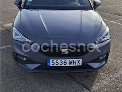Usado Seat Leon FR 110 CV (80 kW) 2023 Gris / plata Berlina