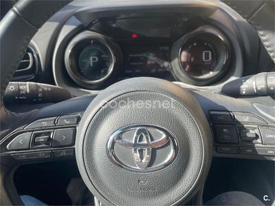 Begagnad Toyota Yaris Hybrid Plus 116 HK (85 kW) 2024 Vit Sedan